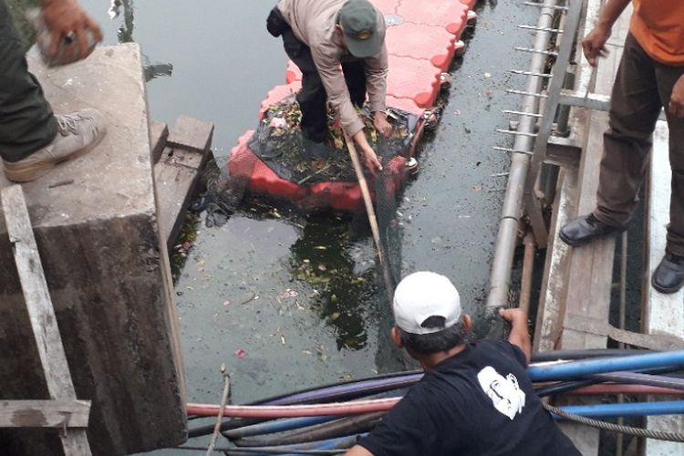 Petugas berupaya mencari buaya di Kali Anak Ciliwung, Jalan Gunung Sahari, Jakarta Utara, Kamis (11/10/2018).