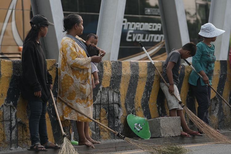 Fenomena penyapu uang di Jembatan Kali Sewo, Indramayu, Jawa Barat