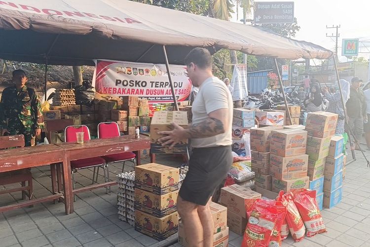 Turis Asing Ikut Salurkan Bantuan untuk Korban Kebakaran Desa Adat Sade
