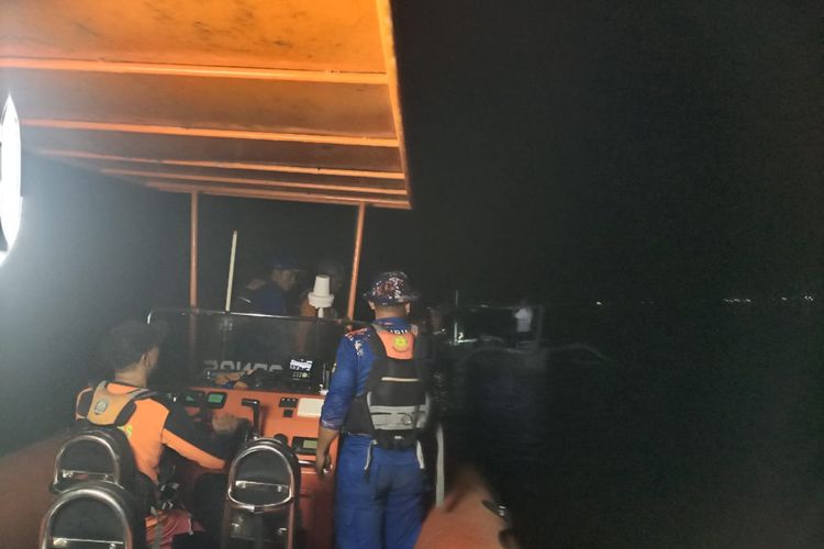 Detik-detik Perahu Terbalik di Perairan Buleleng, 6 Pemancing Dievakuasi Tim SAR