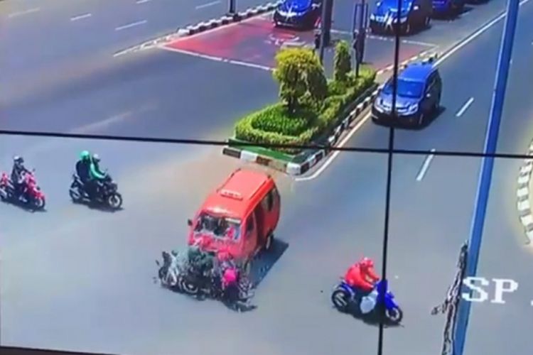 Tangkapan layar cctv sebuah angkot menerobos lampu merah dan menabrak dua pengendara motor