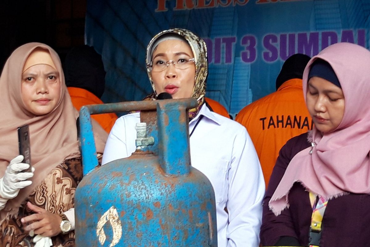 Kasubdit III Sumdaling Dit Reskrimsus Polda Metro Jaya AKBP Ganis Setyaningrum (tengah) saat konferensi pers pengungkapkan kasus tabung gas elpiji oplosan di Cilangkap, Jakarta Timur, Selasa (22/1/2019)