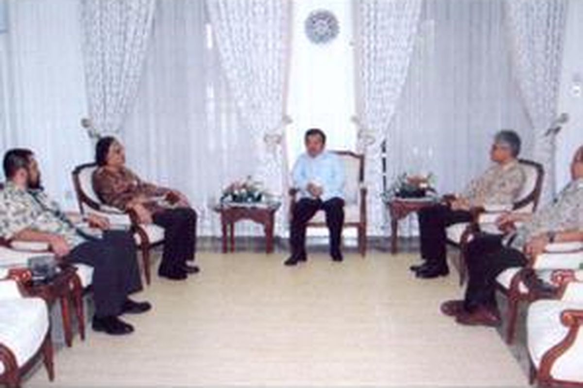 Wapres bercakap-cakap dengan Pemimpin Umum Kompas Jakob Oetama, (kedua dari kiri), Redaktur Senior Ninok Leksono (kiri), Chief Executive Officer Kompas Gramedia Agung Adiprasetyo (kedua dari kanan) dan Redaktur Pelaksana Kompas Budiman Tanuredjo (Kanan), Selasa (25/11).