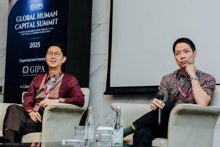 Abraham Hidayat (kanan) mewakili Skystar Capital sebagai pembicara di Global Human Capital Summit 2025 bersama Patrick Yip dari Intudo (kiri).
