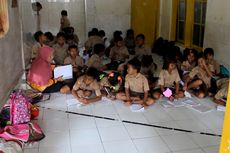 Hanya Ada 3 Kelas, Murid SD di Cirebon Harus Belajar di Lantai Mushala