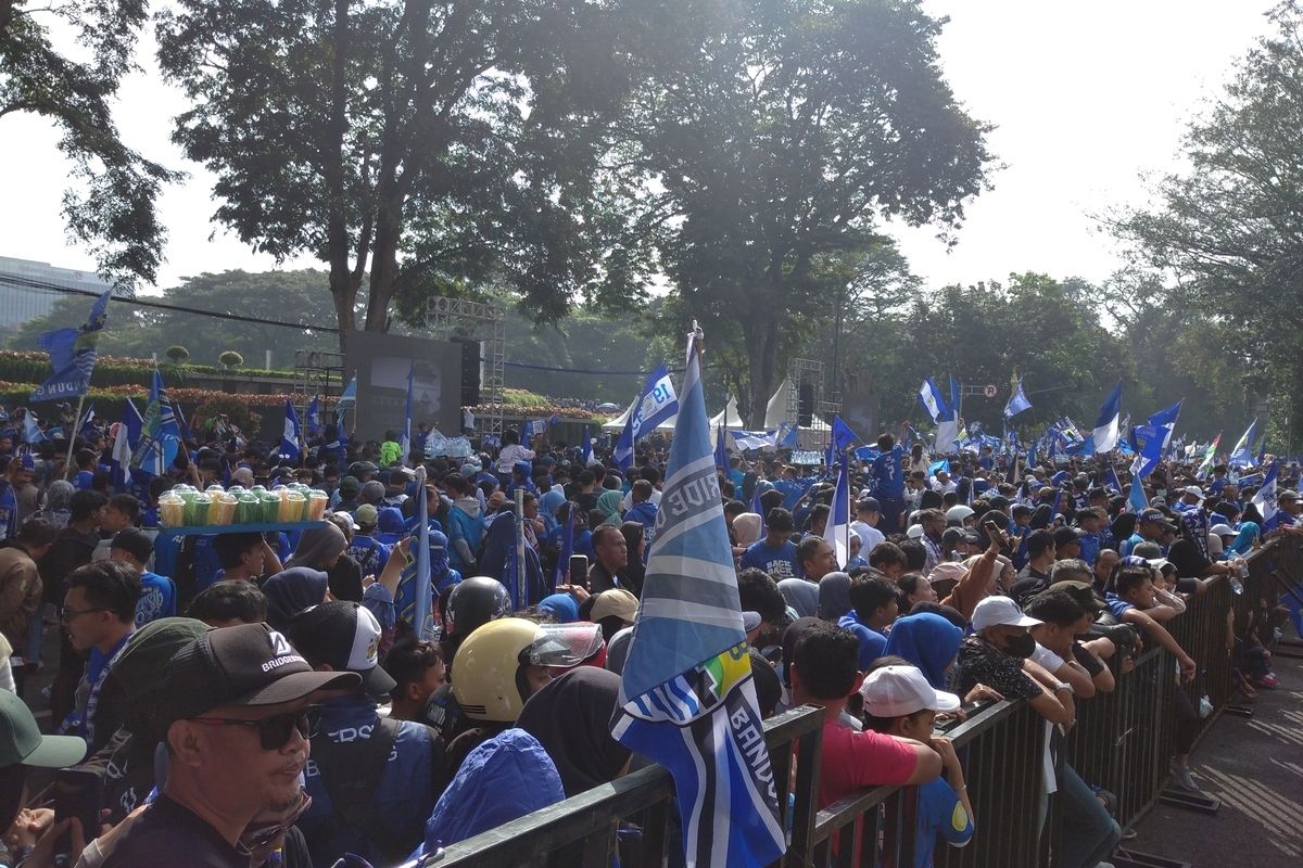Sejumlah Bobotoh berkumpul di area depan Gedung Sate, Jalan Diponegoro, Kota Bandung merayakan puncak pesta kemenangan Persib Bandung Juara Liga 1, Minggu (25/5/2025).