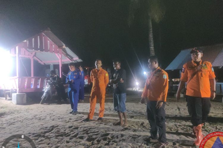 Tim SAR gabungan menyisir lokasi Pantai Penyusuk, Bangka, Kamis (5/5/2022) malam.