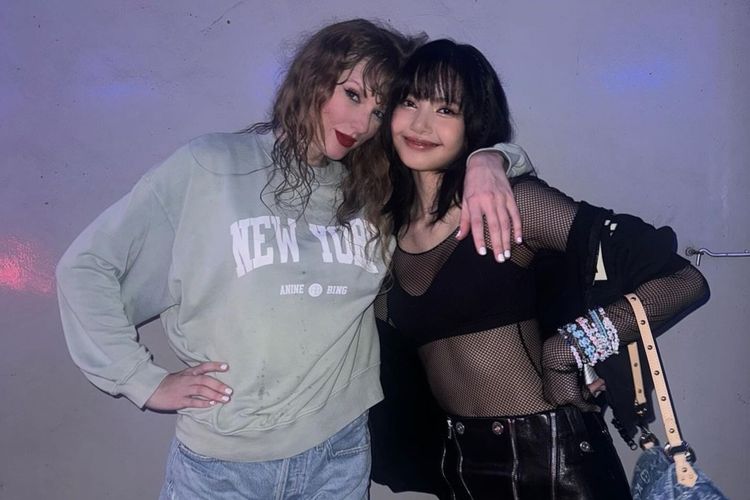 Member BLACKPINK, Lisa (kanan) berfoto bersama penyanyi Taylor Swift setelah menonton konser The Eras Tour di Singapura, Minggu (3/3/2024).