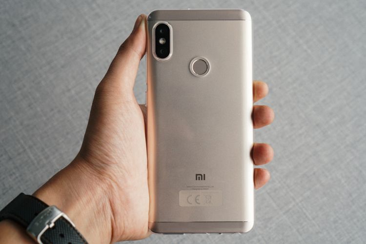 Bagian punggung Xiaomi Redmi Note 5 menampakkan fitur kamera ganda yang diperkuat kecerdasan buatan.