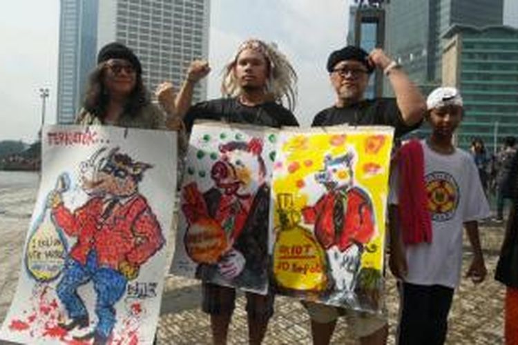 Tiga pelukis menolak rencana kebijakan pemerintah Joko Widodo memberikan Rp 1 triliun untuk setiap partai politik. Mereka menyalurkan aspirasinya melalui lukisan yang ditunjukan saat acara car free day, Minggu (15/3/2015).