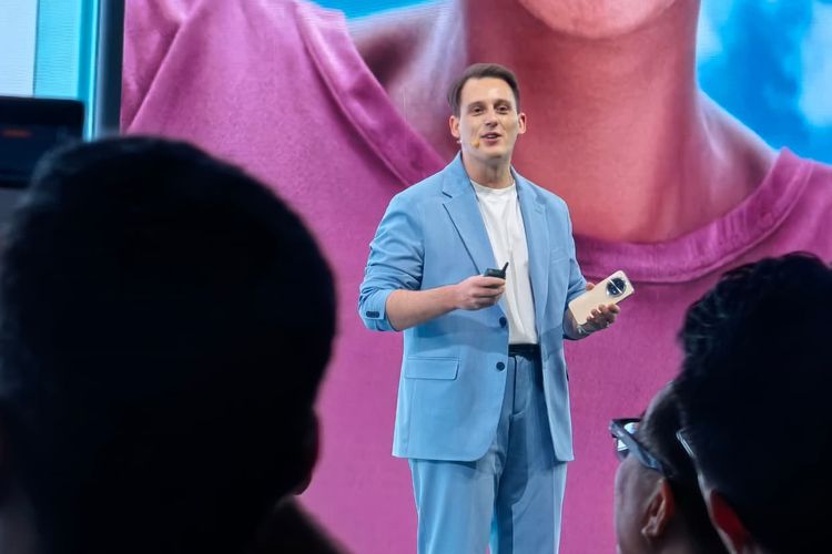 Robert Yandell, Retail Training Director, sembari memamerkan Nova 15 Max di panggung peluncuran.