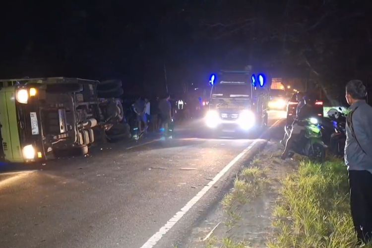 Sebuah mobil Nissan Livina yang dikemudian seorang pria diduga dalam kondisi mabuk menabrak truk bermuatan kaca di ruas jalan raya Ngawi?Caruban, tepatnya di Desa Tawun, Kecamatan Kasreman, Kabupaten Ngawi, Jawa Timur, Kamis (12/6/2025). Akibatnya kecelakaan itu, truk terguling dan muatan kacanya berserakan di jalanan.