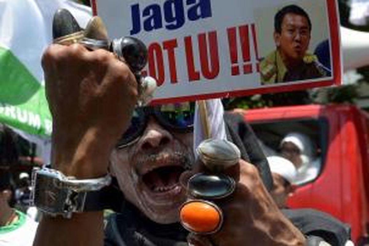 Massa dari Front Pembela Islam dan Forum Betawi Bersatu membawa poster saat berunjuk rasa di depan Gedung DPRD, Menteng, Jakarta Pusat, Rabu (24/9/2014). Mereka menolak Basuki Tjahaja Purnama atau Ahok menjadi Gubernur DKI Jakarta.