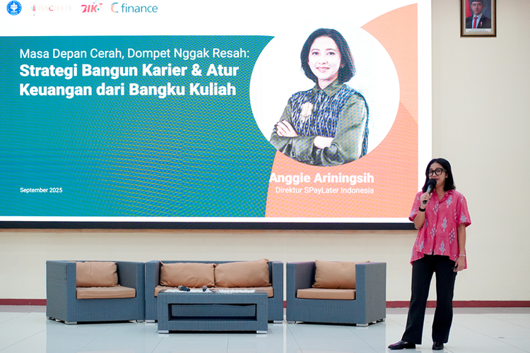Anggie Setia Ariningsih, Direktur SPayLater Indonesia sedang memberikan penjelasan terkait SPayLater Indonesia.
