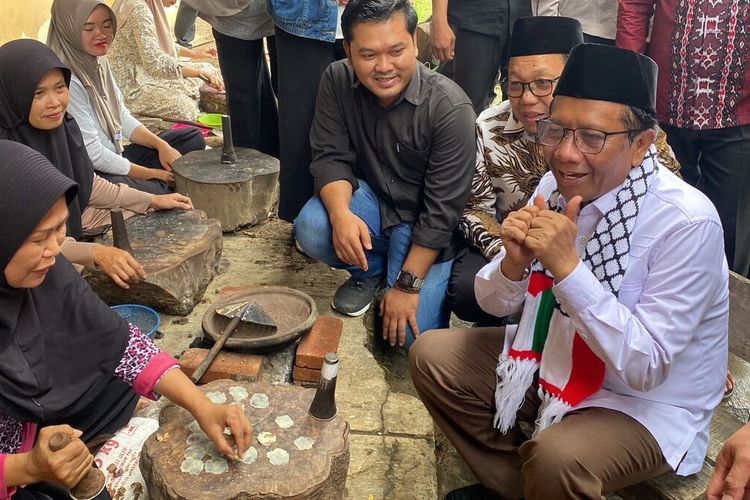 Menkopolhukam Mahfud MD saat berkunjung ke sentra produksi emping di Kabupaten Pandeglang, Banten, Jumat (1/12/2023).