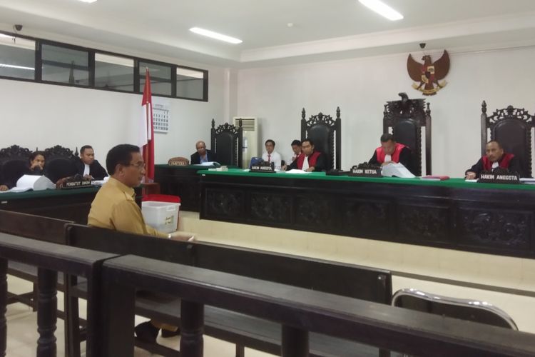 Sekretaris Daerah NTT Ben  Polo Maing, saat memberikan keterangan di Pengadilan Tipikor Kupang, Senin (11/11/2019)