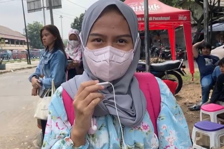 Suryani (23), pemudik yang baru tiba dari kampung halamannya beberapa hari setelah Lebaran, Terminal Kampung Rambutan, Ciracas, Jakarta Timur, Rabu (26/4/2023).