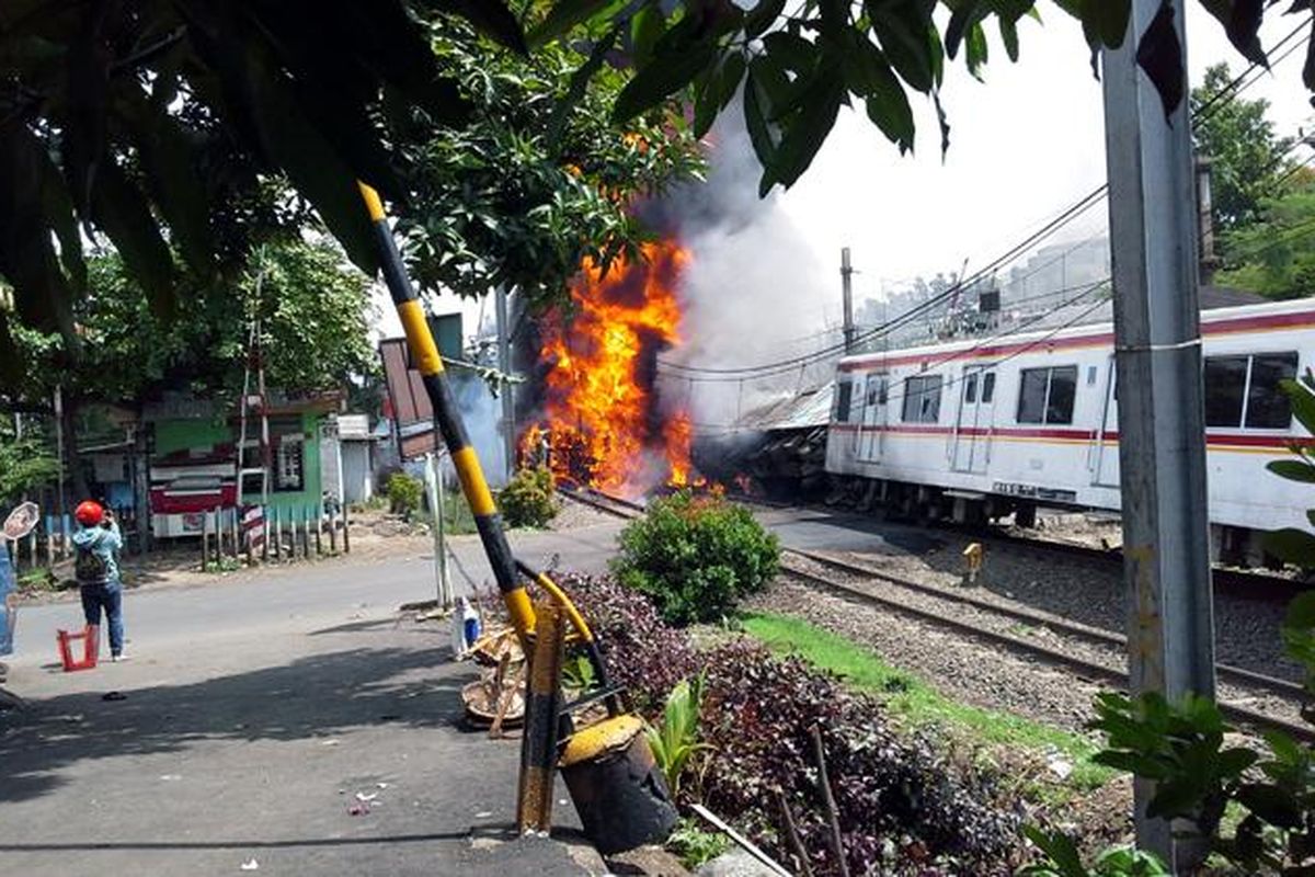 Kereta api jurusan Serpong-Tanah Abang yang berangkat sekitar pukul 10.50 WIB menabrak truk tangki diduga milik Pertamina, Senin (9/12/2013). 