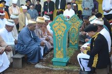 Hormati Mendiang Sultan, Masyarakat Ternate Gelar Prosesi Adat Pasang Nisan Batu
