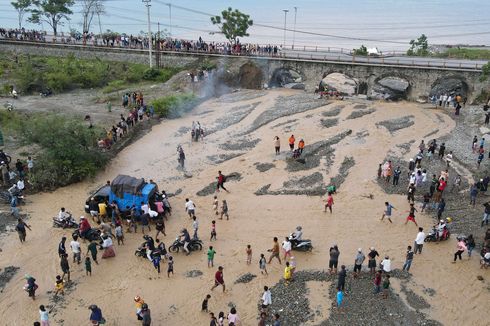 BERITA FOTO: Jembatan Buluri Palu Ambles, Pengendara Nekat Lintasi Sungai