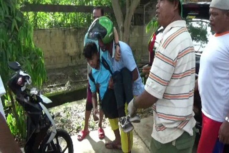 Lantaran menabrak mobil belok, pengendara motor patah kaki setelah terlepmnat 10 meter lebih.