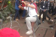 Paksa Masuk ke MK, Massa Prabowo Merusak Kawat Berduri dengan Bambu dan Kayu