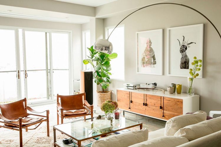 Manfaatkan tanaman pelengkap desain interior kekinian agar ruang tamu lebih stylish.