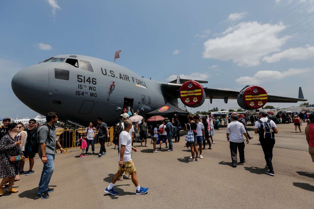 Suasana pengunjung yang hadir dalam pameran Singapore Airshow 2018 di Changi, Singapura, Sabtu (10/2/2018). Singapore Airshow 2018 merupakan ajang pameran tahunan terbesar bagi industri penerbangan di kawasan Asia yang diselenggarakan setiap dua tahun sekali dan berlangsung pada 6-11 Februari 2018.