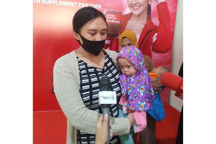 Nusalia bersama anaknya yang telah menjalani operasi bibir sumbing di RSGM Unjani. 