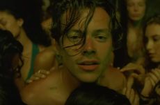 Harry Styles Tampil Seksi Bertato di Video Klip Lights Up