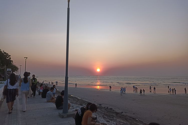 Pemandangan matahari terbenam atau sunset dilihat dari Discovery Mall Bali di Kuta, Bali, Minggu (29/10/2023).