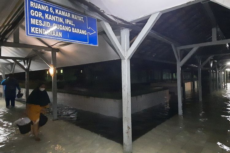 RSUD Soekardjo Tasikmalaya kebanjiran di seluruh ruangan lantai 1 saat hujan deras mengguyur wilayah ini dan sekitarnya pada Jumat (15/4/2022).