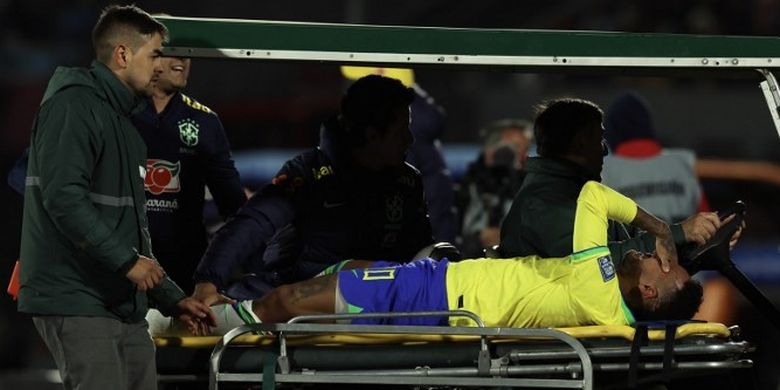 Penyerang Brasil, Neymar, meninggalkan lapangan setelah cedera dalam Kualifikasi Piala Dunia 2026 Zona Amerika Selatan yang mempertemukan Uruguay vs Brasil di Stadion Centenario pada 17 Oktober 2023. Terkini, Neymar dipastikan tak bisa tampil di Copa America 2024 karena cedera. (Foto oleh Pablo PORCIUNCULA / AFP)