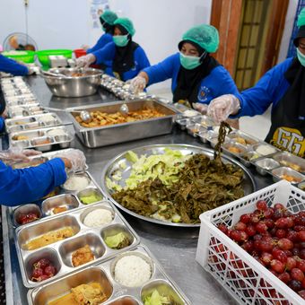Sejumlah pekerja menyiapkan paket makanan untuk program makan bergizi gratis (MBG) di dapur Satuan Pelayanan Pemenuhan Gizi (SPPG) Dipan Tanjunganom, Nganjuk, Jawa Timur, Kamis (8/1/2026). Menurut data Badan Gizi Nasional (BGN), program MBG telah menambah lapangan pekerjaan baru khususnya di SPPG dengan merekrut sedikitnya 789.318 orang per Januari 2026 atau rata-rata mengalami peningkatan sebanyak 65.817 per bulan sejak setahun terakhir. 