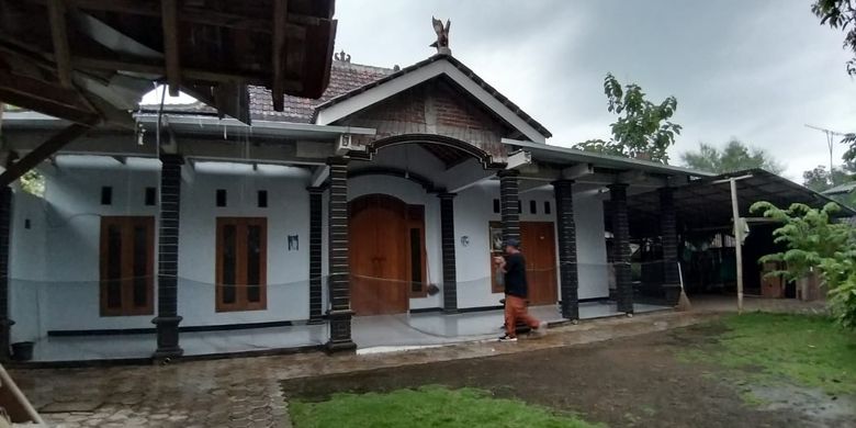 Kondisi rumah Katimun, tokoh yang mengajak 52 warga Desa Watu Bonang, Kecamatan Badegan, Kabupaten Ponorogo pindah ke Malang karena isu kiamat sepi tak berpenghuni, Rabu ( 13 / 3 / 2019) sore. 