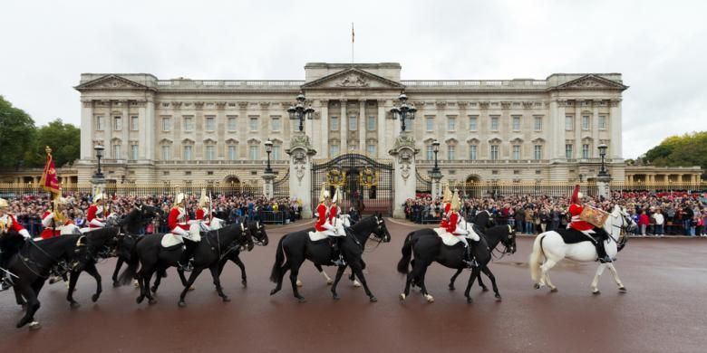 Upacara pergantian penjaga Istana Buckingham, London, Inggris. 