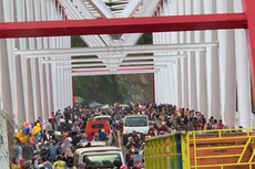Video Warga Buka Paksa dan Menyemut di Jembatan Gladak Perak, Polisi: Mereka Ingin Foto-foto