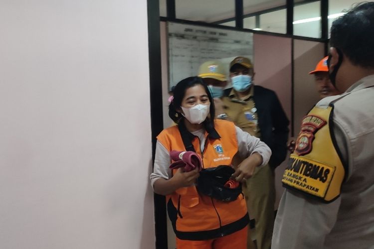 Perempuan berinisial EL yang menjadi korban penganiayaan yang dilakukan oleh petugas penanganan prasarana dan sarana umum (PPSU), Z. Penganiayaan yang dialami korban itu terjadi di Jalan Kemang Dalam VI, Bangka, Mampang Prapatan, Jakarta Selatan pada Senin (8/8/2022) siang. (KOMPAS.com/Muhammad Isa Bustomi) Perempuan berinisial EL yang menjadi korban penganiayaan yang dilakukan oleh petugas penanganan prasarana dan sarana umum (PPSU), Z. Penganiayaan yang dialami korban itu terjadi di Jalan Kemang Dalam VI, Bangka, Mampang Prapatan, Jakarta Selatan pada Senin (8/8/2022) siang.