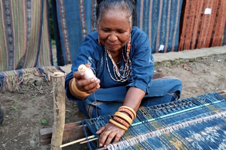 Foto: Tenun ikat pewarna alam salah satu keunikan Desa Wisata Umauta.