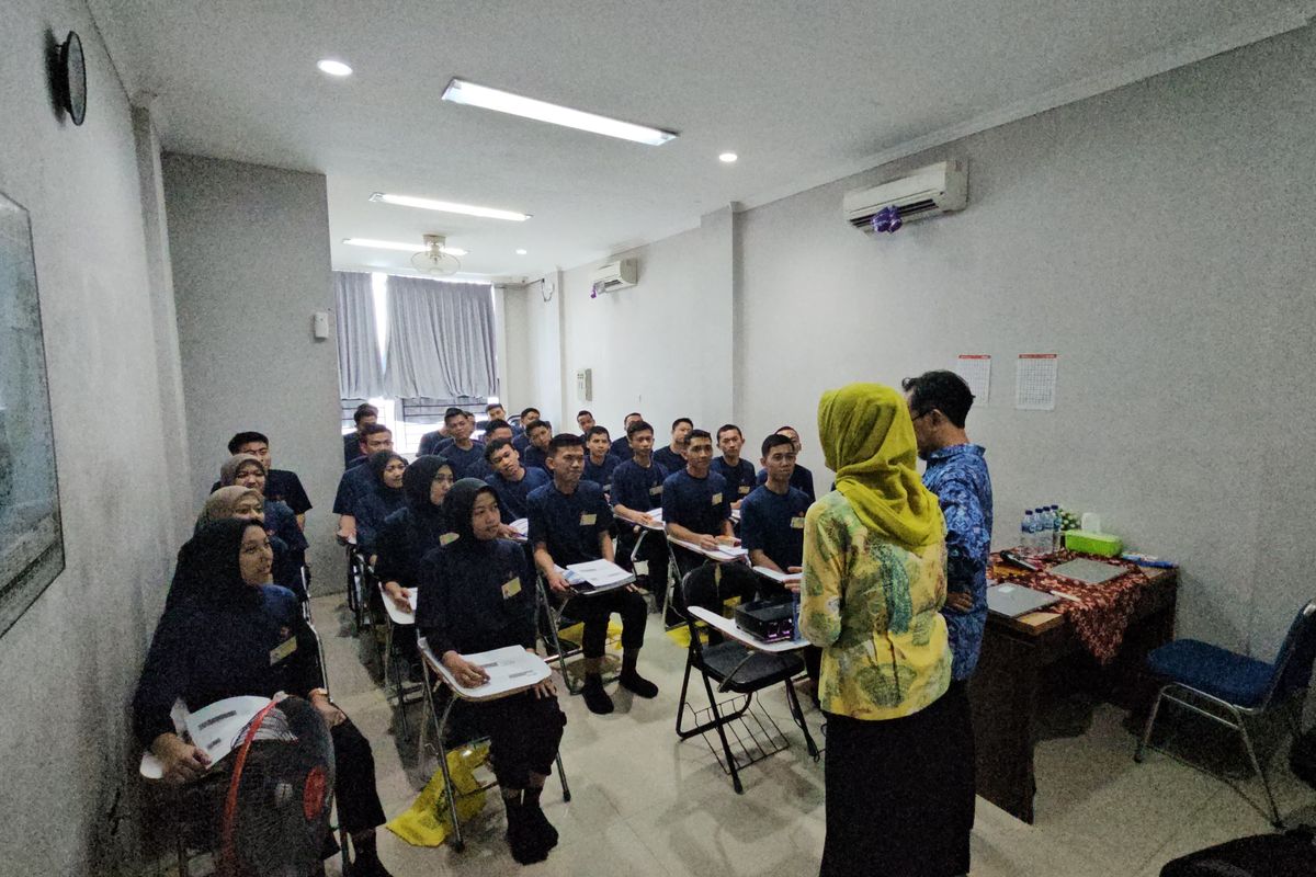  Tim dosen Fakultas Ilmu Administrasi Universitas Indonesia (FIA-UI) menggelar kegiatan pelatihan Kaizen (continuous improvement) dan Japanese Management kepada siswa LPK Bangkit Indonesia