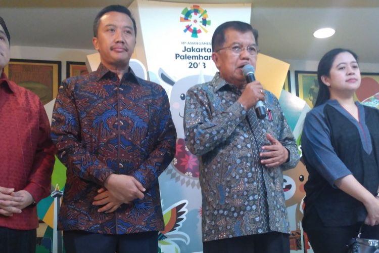 Wakil Presiden Jusuf Kalla menyampaikan keterangan pers usai rapat terkait Asian Games 2018, di Kantor KOI, Jakarta, Sabtu (25/3/2017).