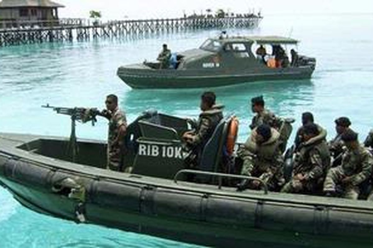 Malaysian soldiers on speedboats approach the jetty of Kapalai Resort, during their patrol near the Malaysian island of Sipadan in Celebes Sea, east of Borneo, in this March 13, 2007 file photo