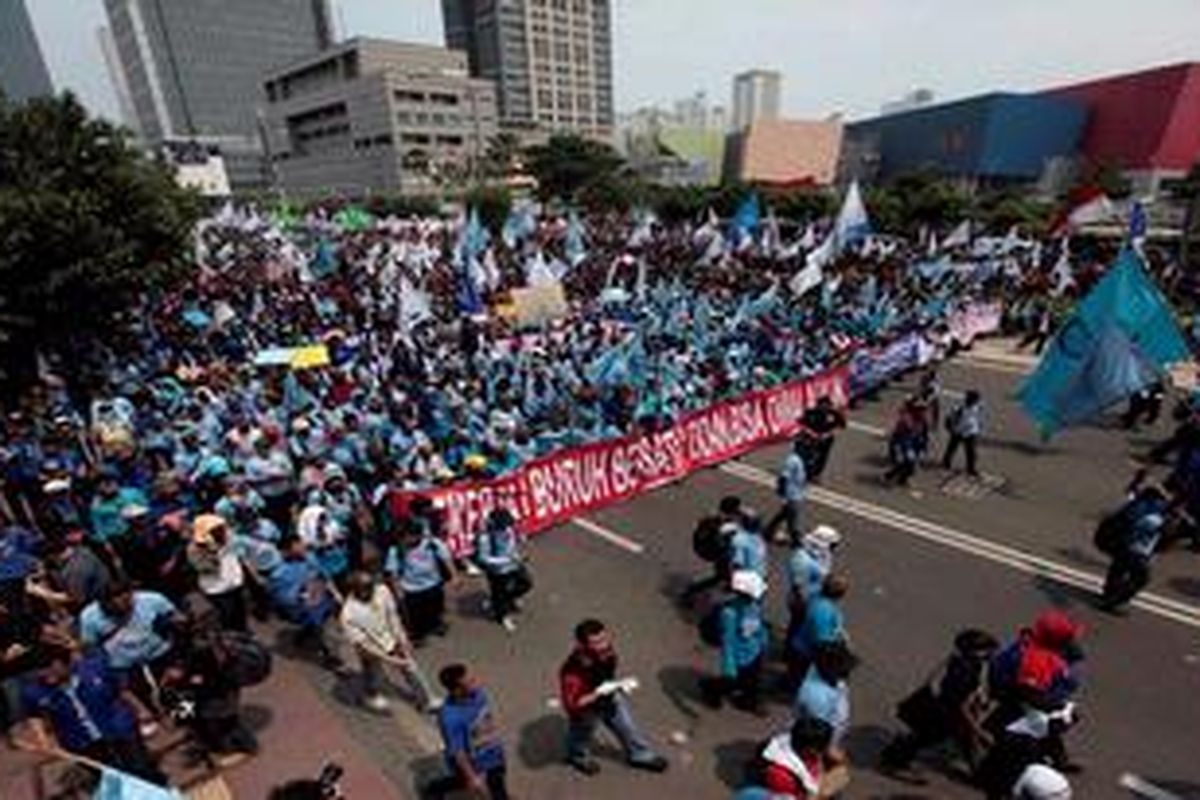 Ilustrasi: Puluhan ribu buruh dari berbagai daerah memenuhi ruas Jalan Thamrin, Jakarta peringati Hari Buruh Internasional, Rabu (1/5/2013). Buruh menuntut penghapusan sistem kerja kontrak dan mendesak segera dilaksanakan jaminan kesehatan.
