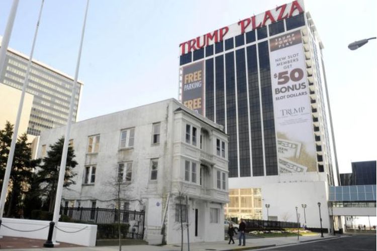 Vera Coking telah dua kali menolak tawaran penggusuran rumahnya di Atlantic City, New Jersey, AS. Terakhir, Presiden AS Donald Trump kembali menawarkan untuk membeli rumah Vera. Trump berniat menjadikan rumah Vera sebagai tempat parkir limosin kasinonya.