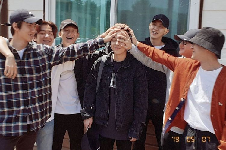 Para member EXO melepas Xiumin, anggota tertua mereka, untuk melaksanakan wajib militernya pada 7 Mei 2019.