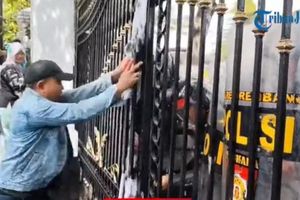 Demo Pati Memanas, Massa Dorong Gerbang dan Paksa Masuk Kantor Bupati