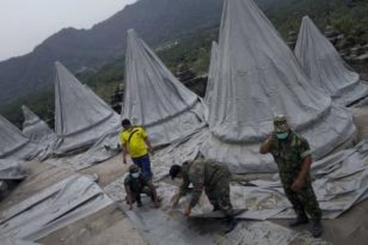 Anggota TNI menutupi stupa Candi Borobudur di Magelang, Jawa Tengah, Jumat (14/2/2014), agar tidak terkena abu vulkanik hasil letusan Gunung Kelud.
