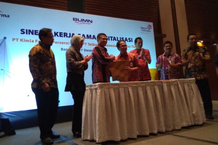 PT Kimia Farma (Persero) menggandeng PT Telekomunikasi Indonesia (Persero) dalam digitalisasi di perusahaan BUMN farmasi terbesar di Indonesia tersebut. Kerja sama dituangkan dalam bentuk penandatanganan MoU yang digelar di Bandung, Kamis (27/12/2017).
