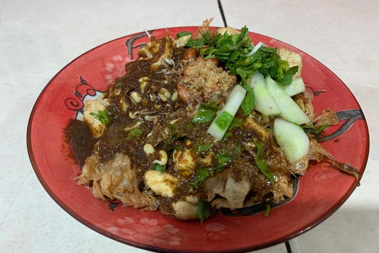 LONTONG TAHU TELUR--Inilah sepiring lontong tahu telur yang dijual di Warung Bu Tri di Jalan Panglima Sudirman, Kelurahan Kejuron, Kecamatan Taman, Kota Madiun.