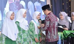 YWAMJP Berikan Beasiswa bagi Siswa Al-Azhar Bekasi Berprestasi